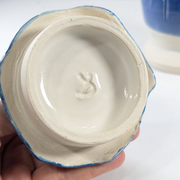 Handmade carved pottery storage jar in blue and white - Picture 7 of 12